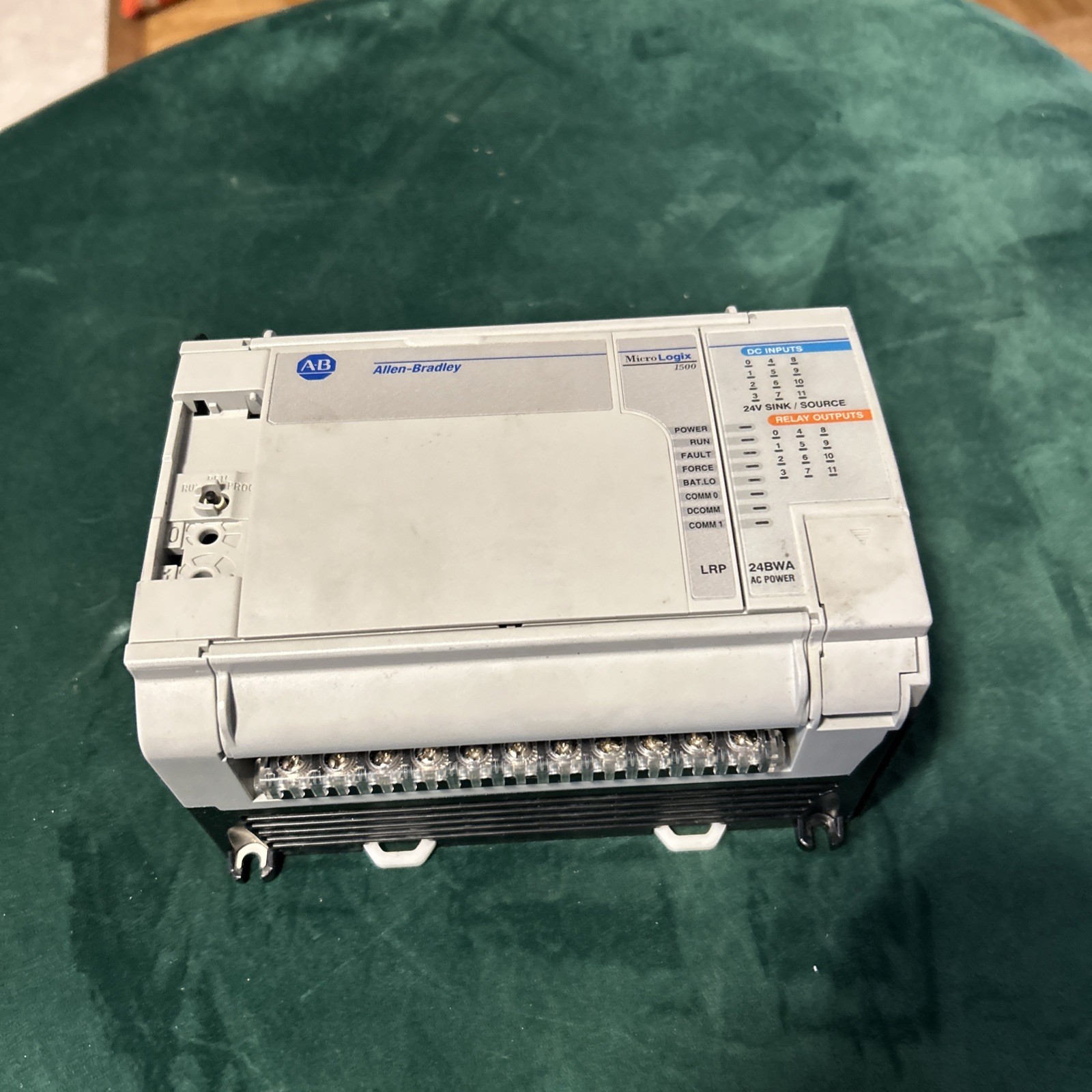 Micrologix, Allen-Bradley 1764-24BWA, Ser. B, base unit.